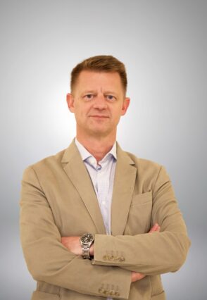 Headshot Sam Everatt